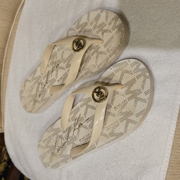 Michael Kors MK Flip flop sandals Ivory/ Gold Size 10 EUC - Picture 1 of 12